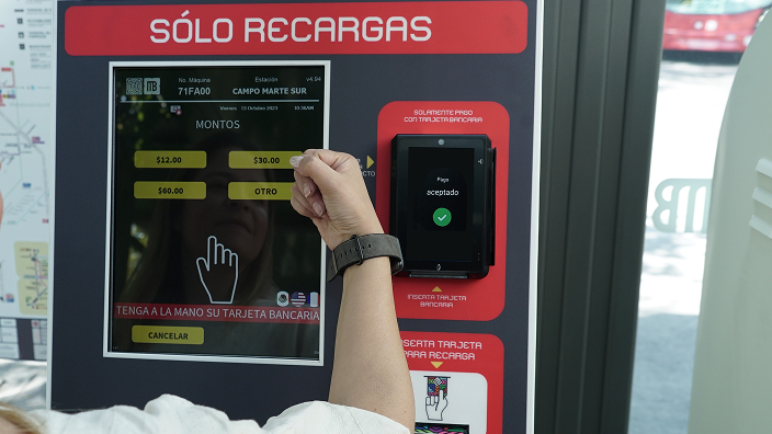 Paying with a smartwatch on public transport in Mexico