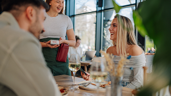 <h3>Tableside payments for faster service</h3>
